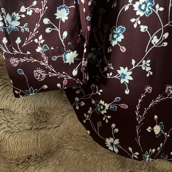 Light and flowy spring top. Floral pattern Loft - Picture 3 of 6